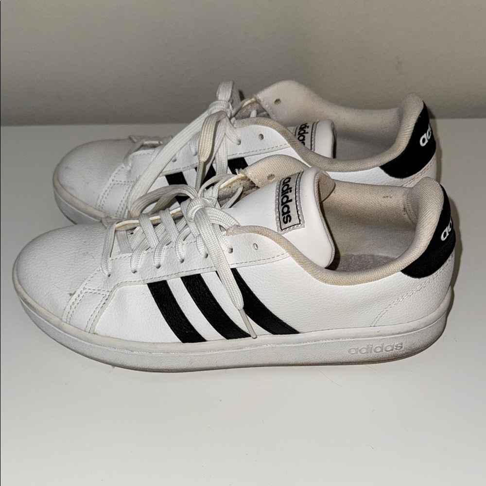 Adidas White and Black Sneakers cloudfoam women’s 8